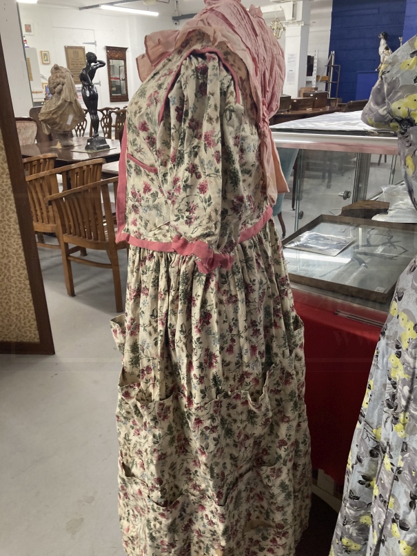 Fashion: Period cotton dress printed with sprays of pink flowers, the full skirt is decorated with - Image 4 of 5