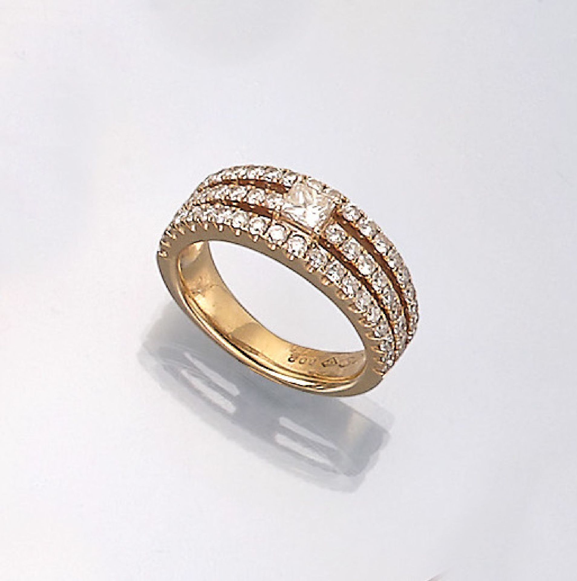 18 kt Gold Ring mit Diamanten,   GG 750/000, mittig mit