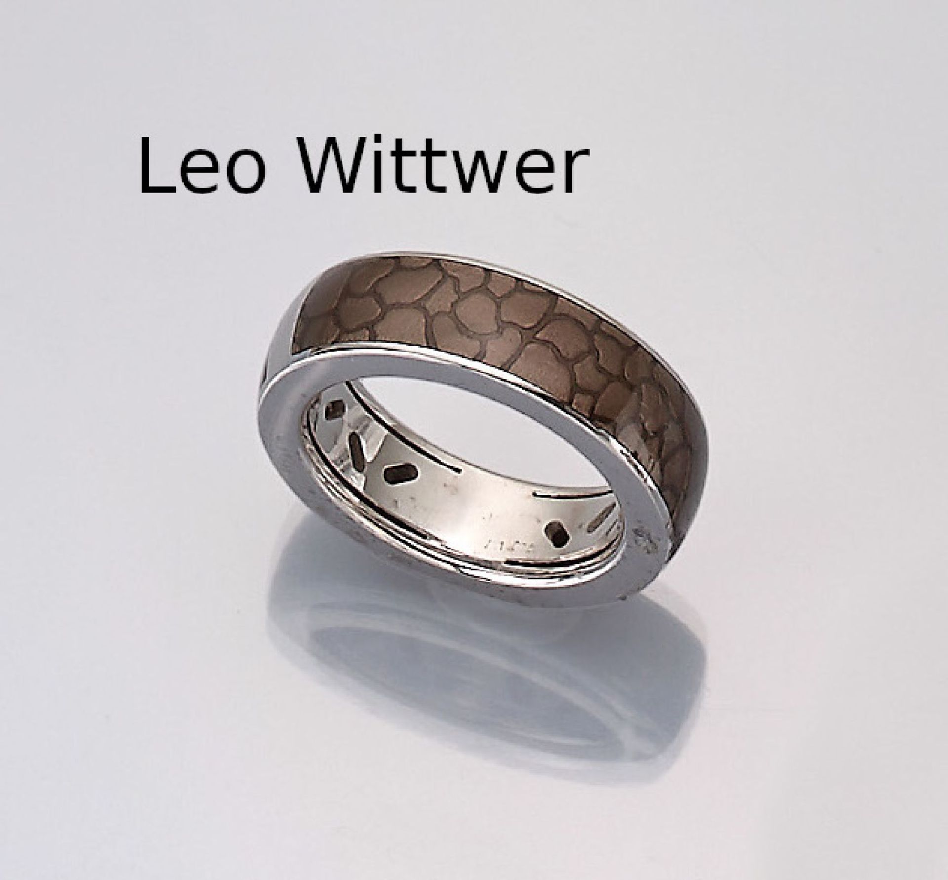 18 kt Gold LEO WITTWER Ring mit Email, WG 750/000, braun