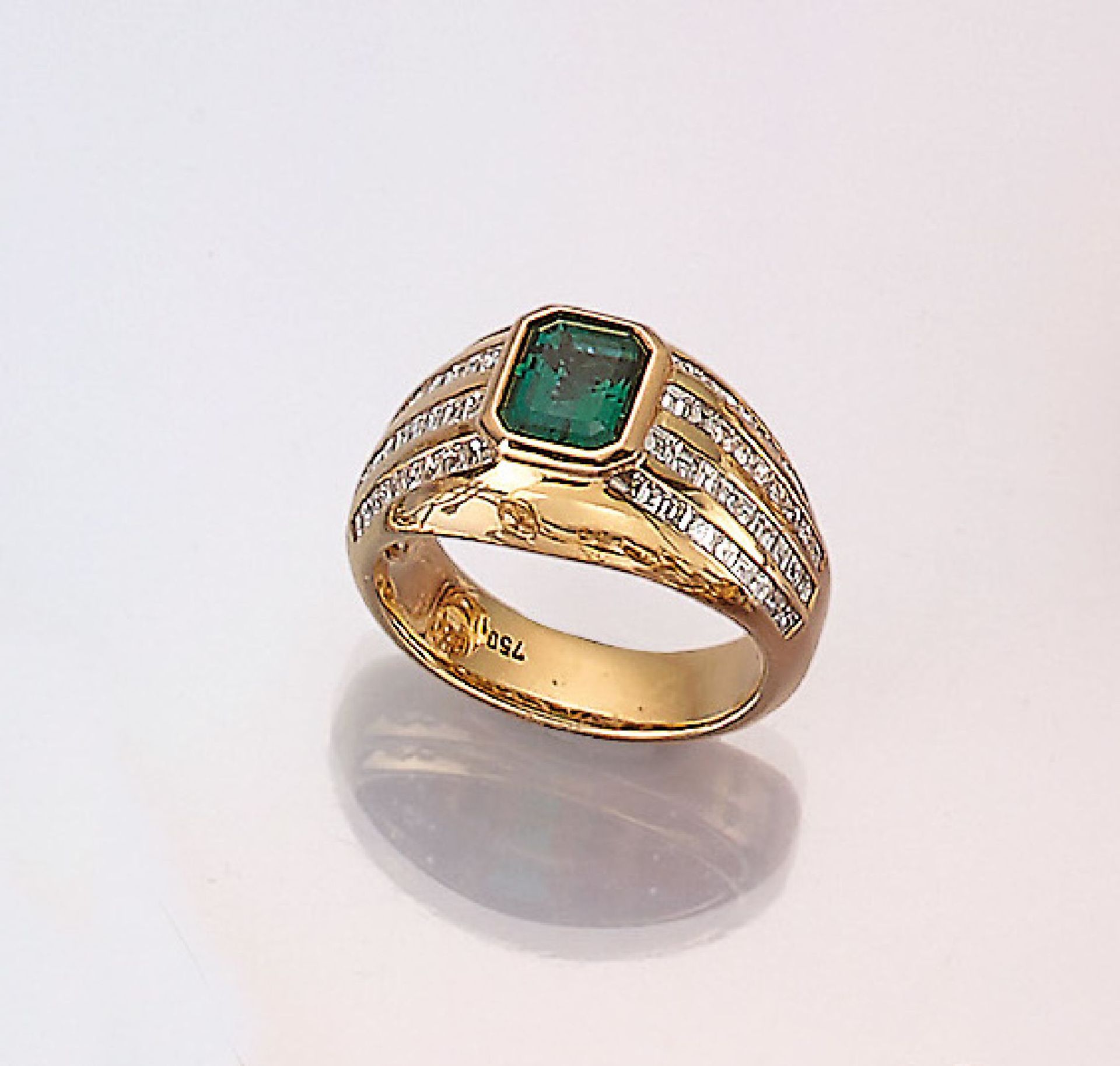 18 kt Gold Ring mit Diamanten und Smaragd,   GG 750/000,