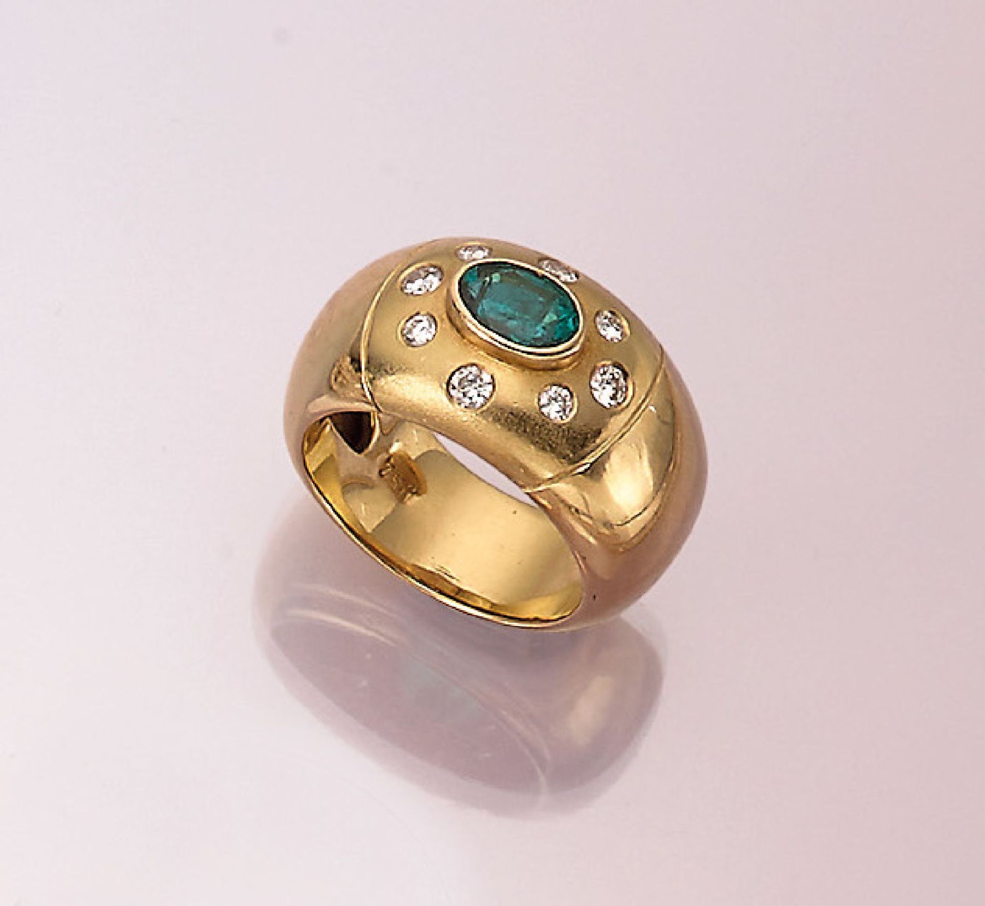 Massiver 18 kt Gold Ring mit Smaragd und Brillanten,   GG