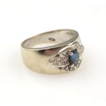 18 kt Gold Ring mit Saphir und Diamanten, WG 750/000,