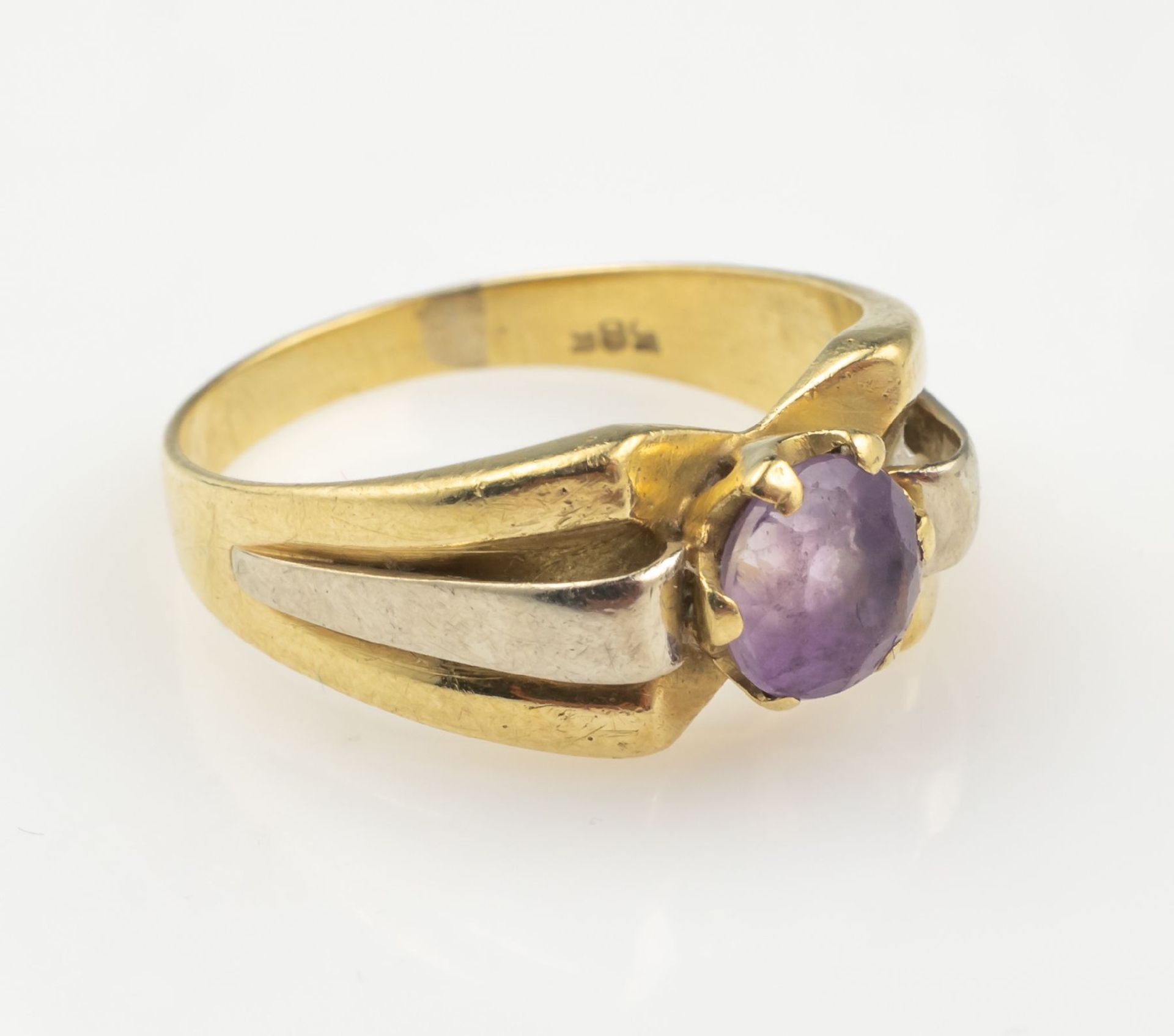 14 kt Gold Ring mit Amethyst,   GG 585/000, mittig mit