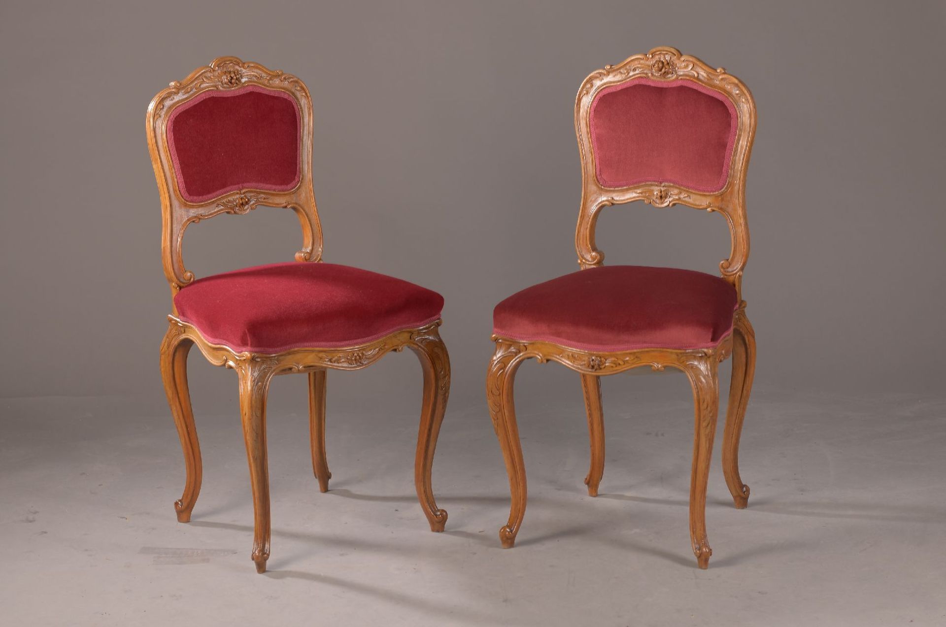 Paar fein geschnitzte Stühle um 1860,  Nussbaum