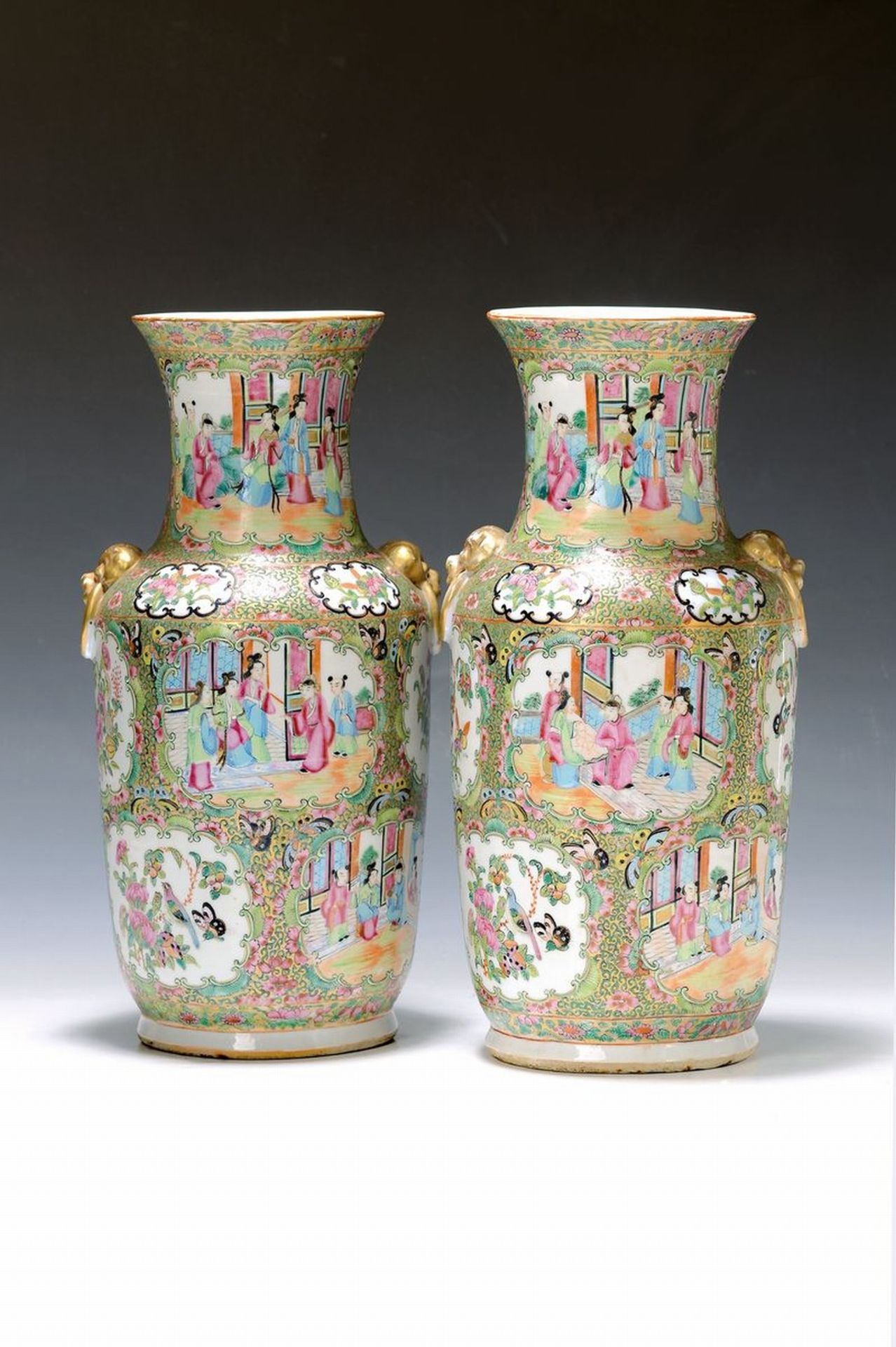 Paar Vasen, China, um 1880-90,  Porzellan, reich bunt