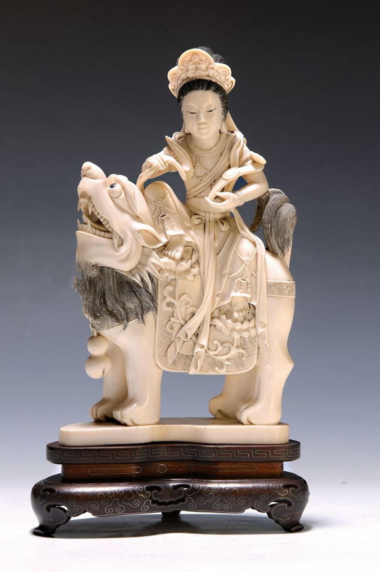 Grosse Elfenbeinskulptur, China, um 1900,  Guan Yin auf