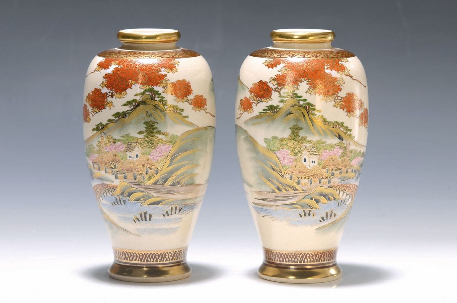 Vasenpaar, Satsuma Japan, um 1900,  Feinsteingut, bunt