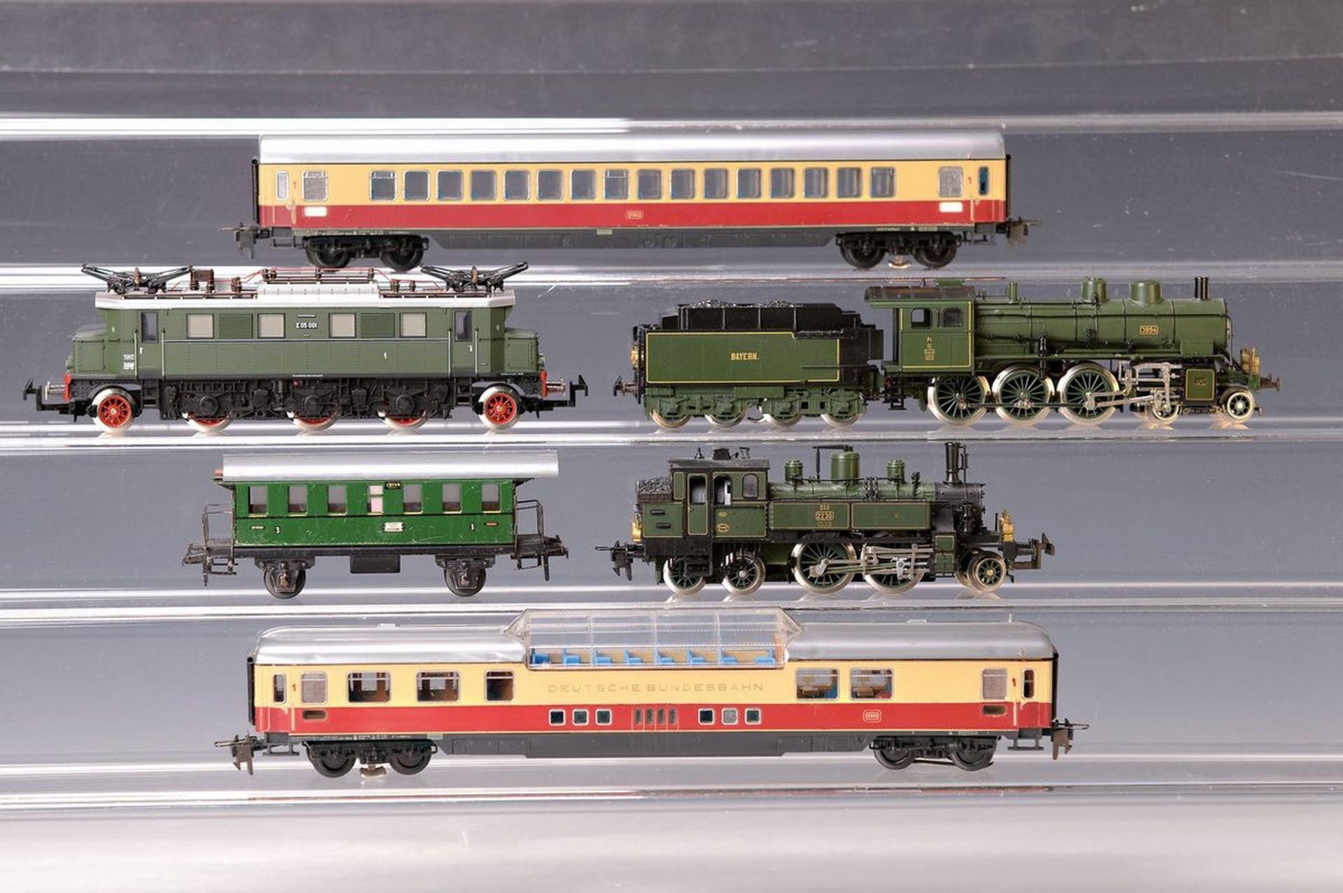 4 Lokomotiven und 9 Personenwaggons, Trix, Spur HO,  Lok E