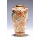 Vase, Satsuma Japan, um 1900-10,  Feinsteingut, bunt