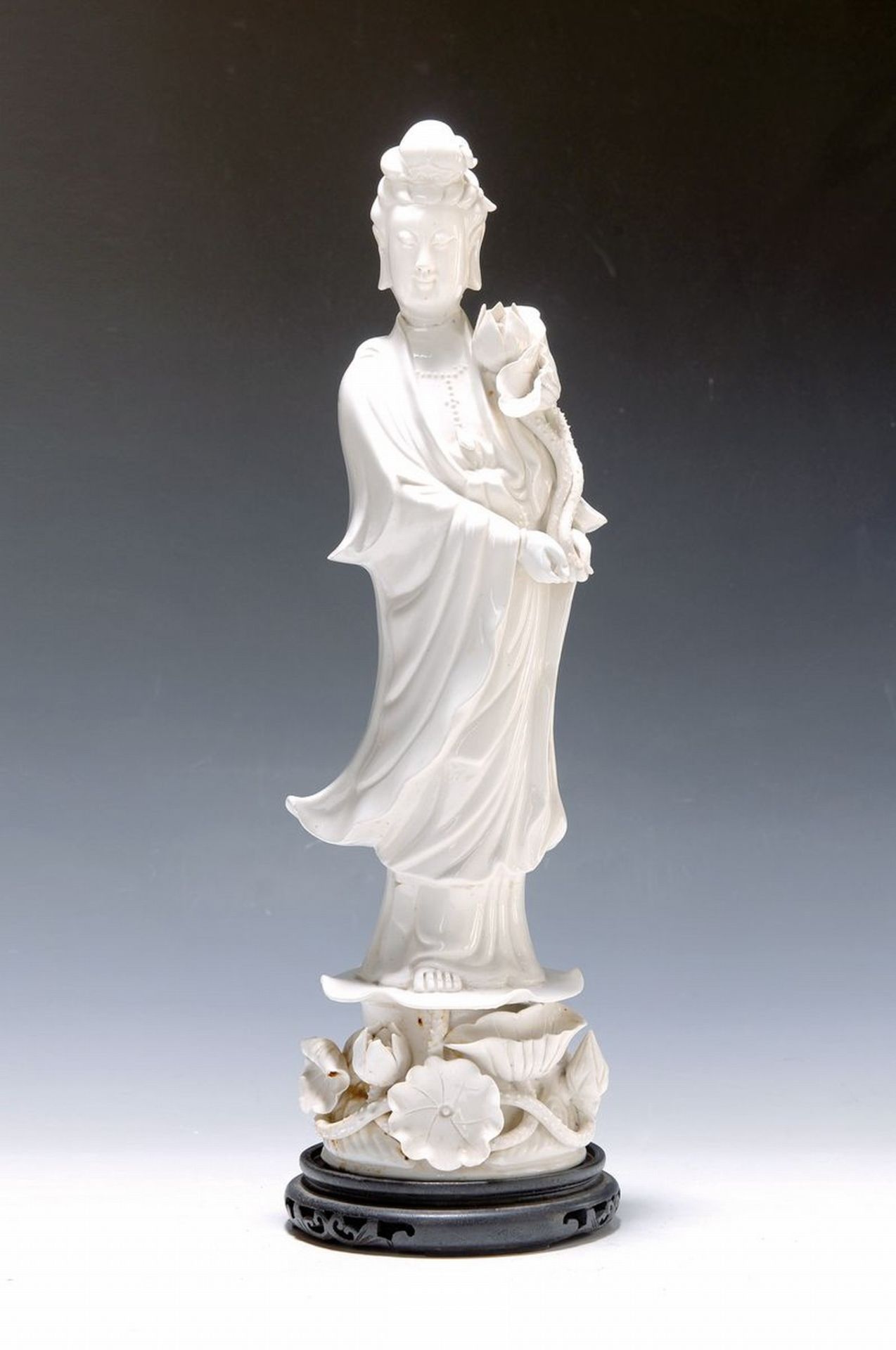 Guan Yin, China, um 1880,  Porzellan, sog. blanc de blanc,