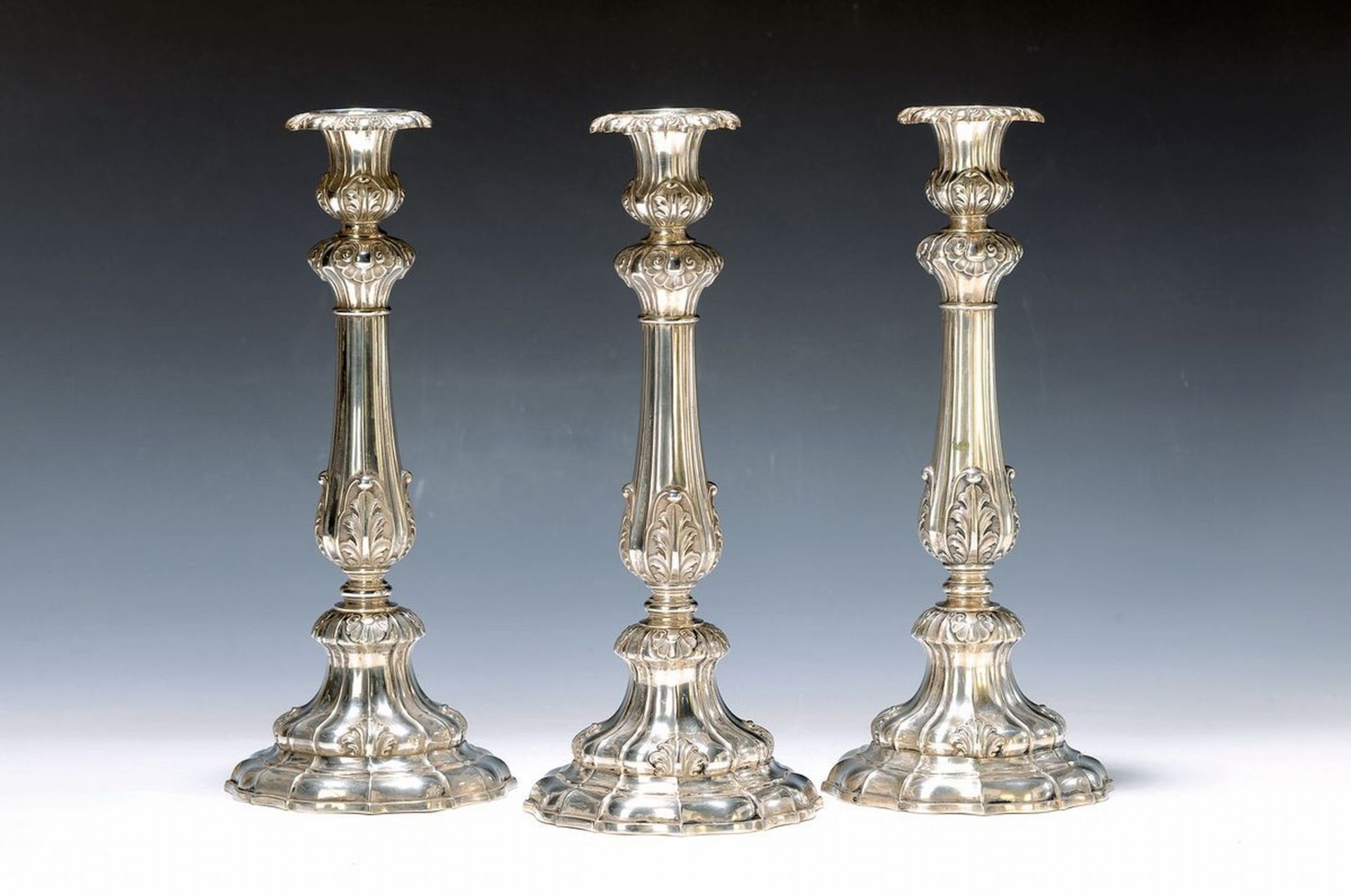 3 Kerzenleuchter, deutsch, um 1850, 13-lötigesSilber,