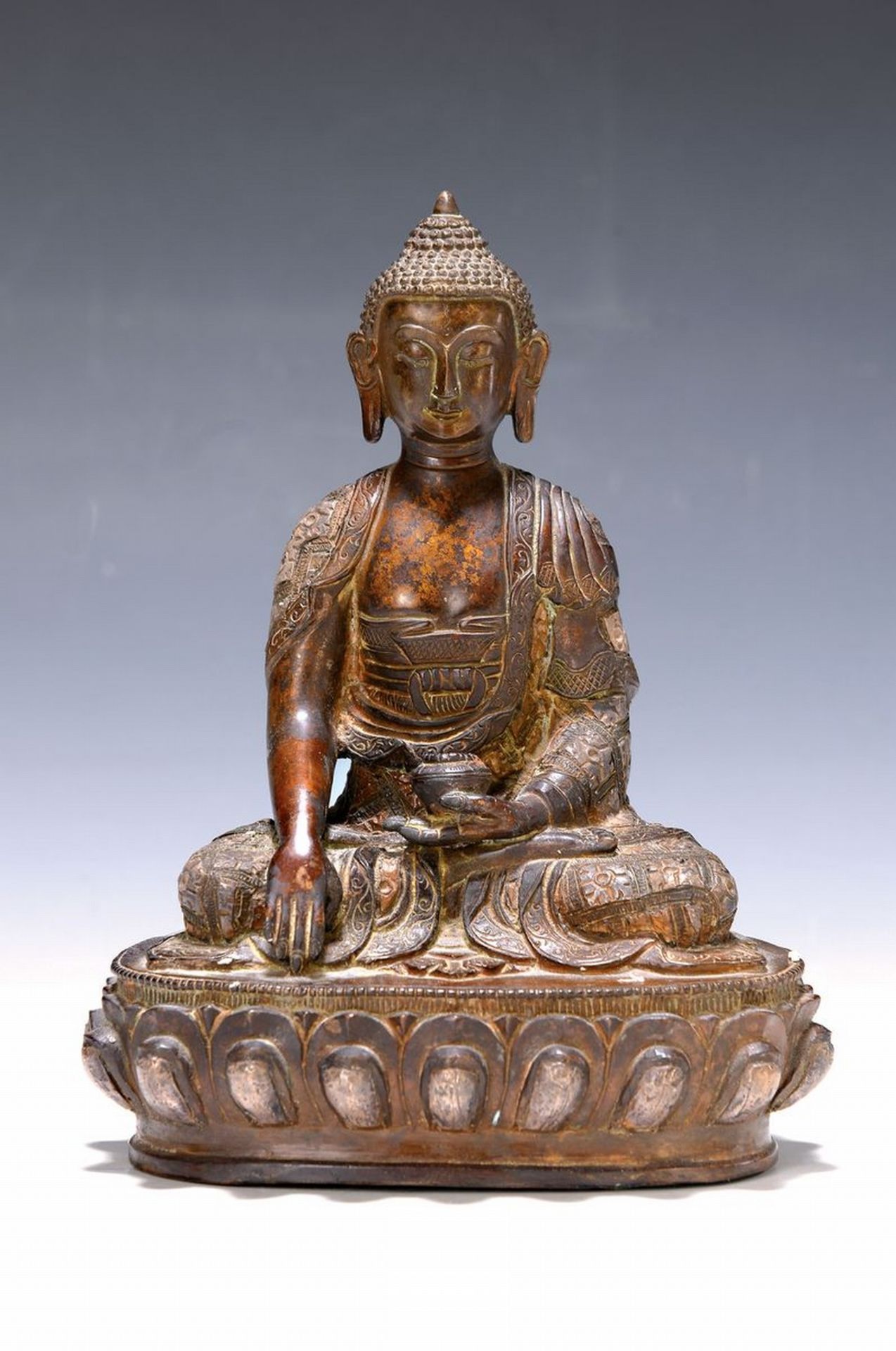 Buddha, wohl Burma, 19. Jh.,  Bronze, aufwendige Kleidung,