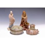 Vier Keramiken, um 1910, Skulptur einer Frau mit Schleier