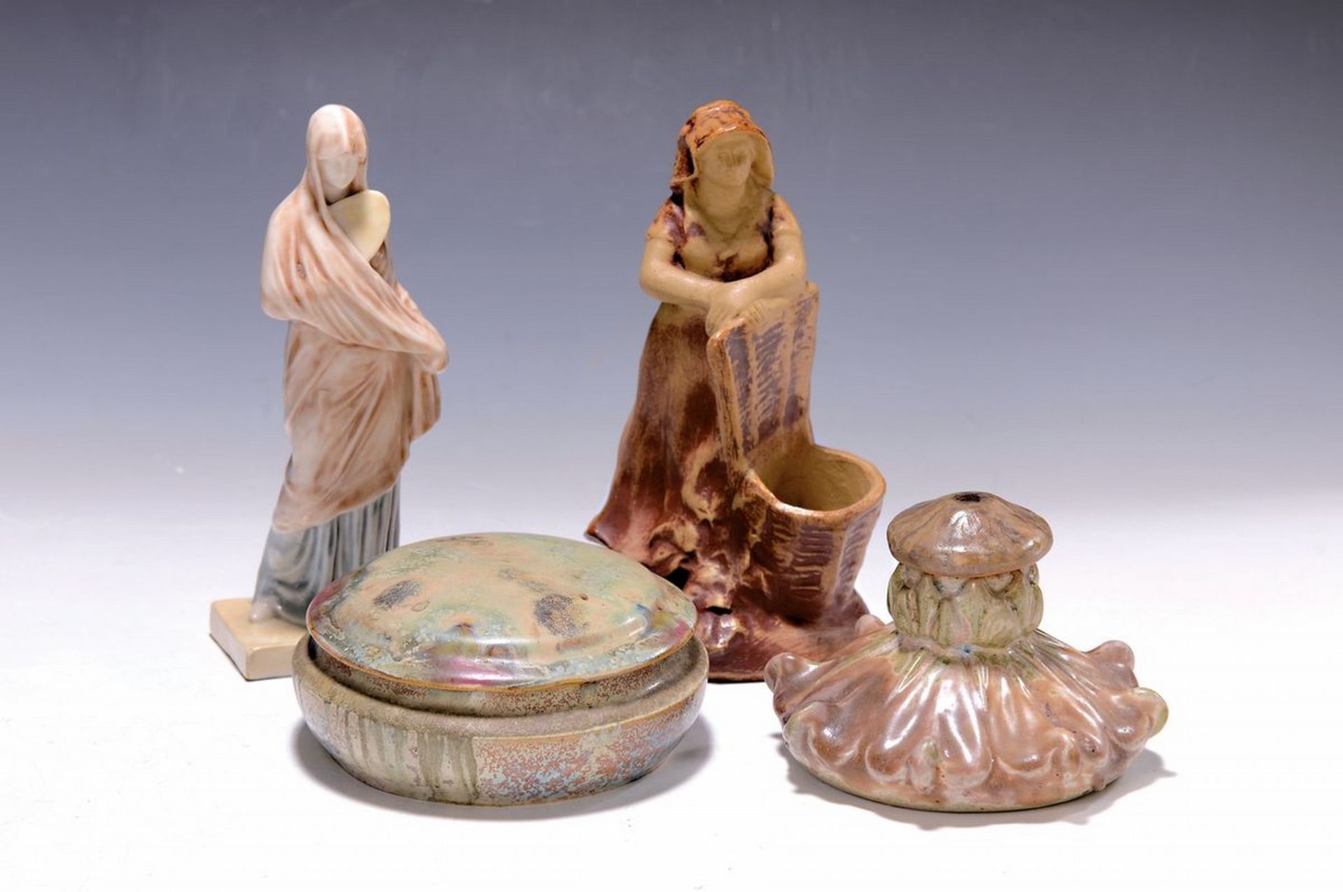 Vier Keramiken, um 1910,  Skulptur einer Frau mit Schleier
