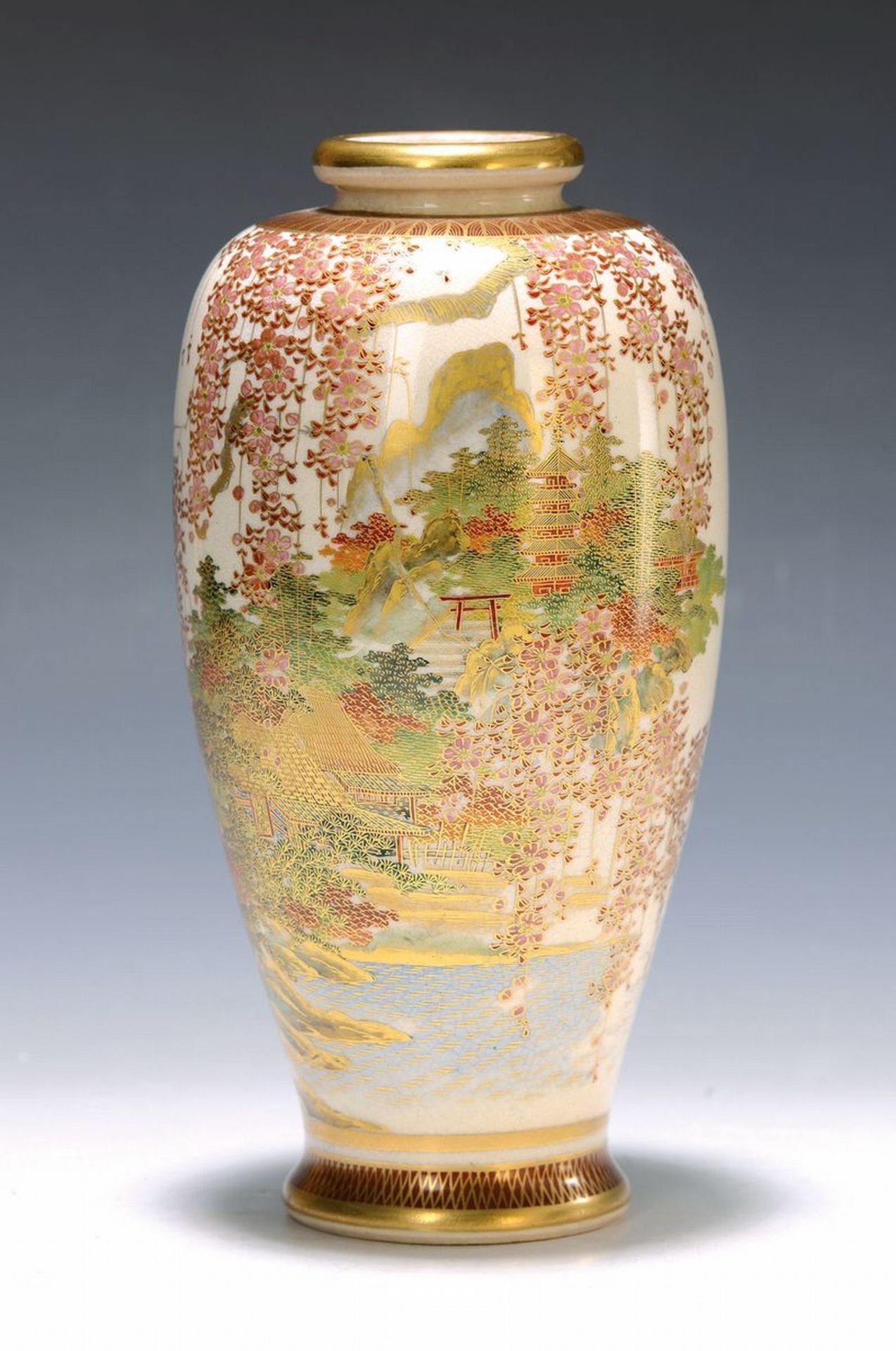 Vase, Satsuma Japan, um 1900,  Feinsteingut, reich fein