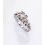 Ring mit Diamanten, WG 585/000, mittig mit einem