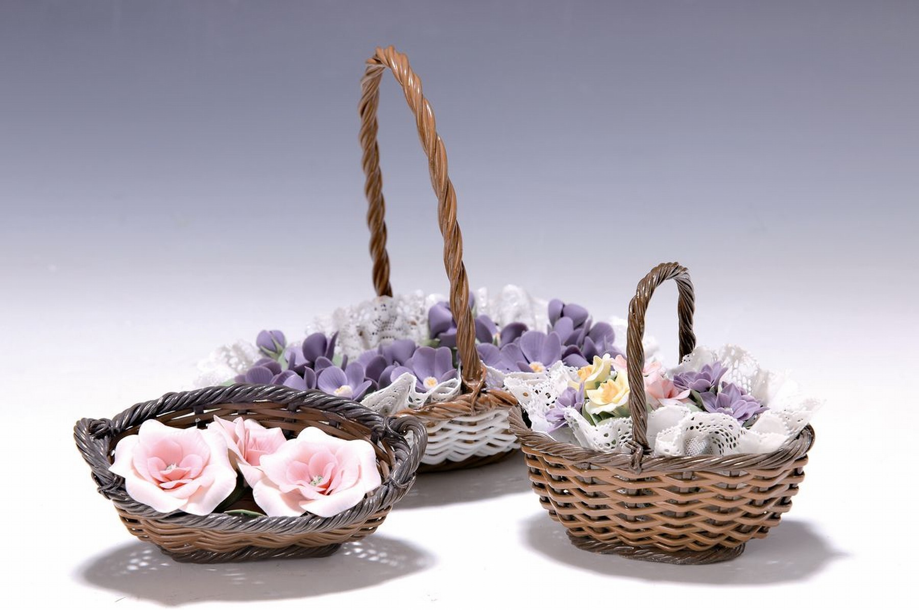 Drei Blumenkörbe aus Porzellan, Lladro, 2. Hälfte 20. Jh.,