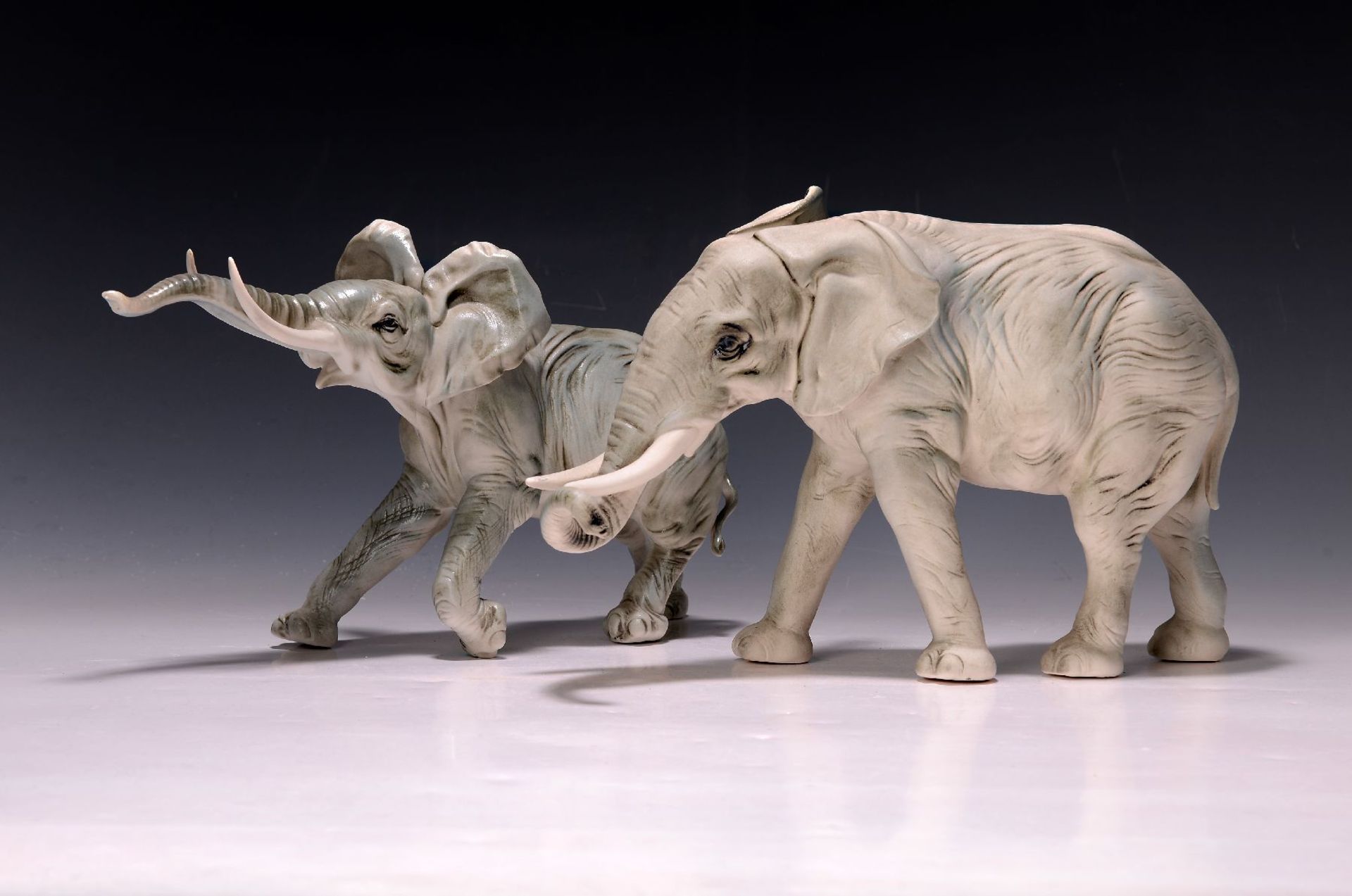 Zwei Porzellanfiguren, Ens, 20. Jh.,  laufende Elefanten,
