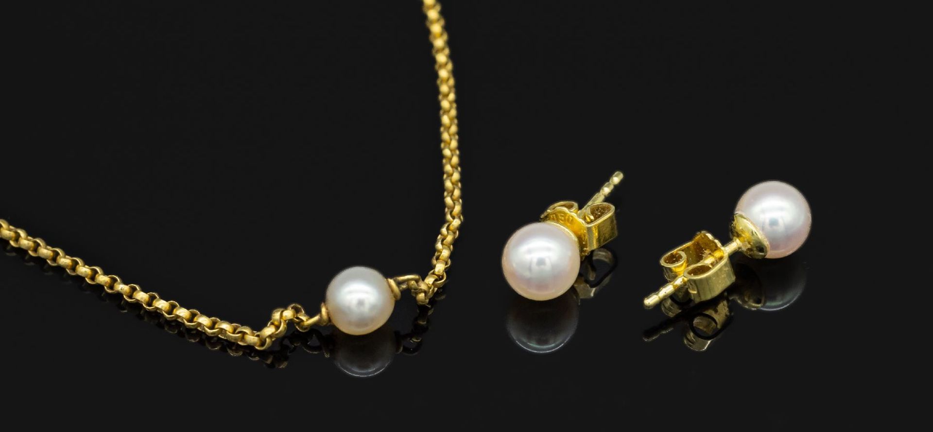 18 kt Gold Schmuckset mit Akoyazuchtperlen,   best. aus: