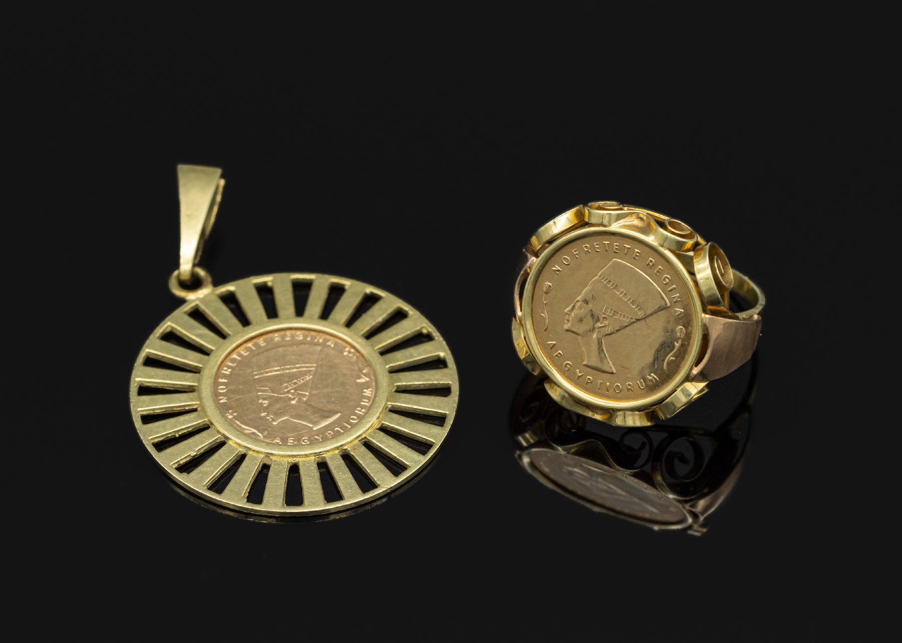 Anhänger und Ring mit Nofretete-Medaille, GG 585/000 und