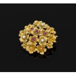 18 kt Gold LAUDIER Brosche mit Diamanten und Rubinen, GG