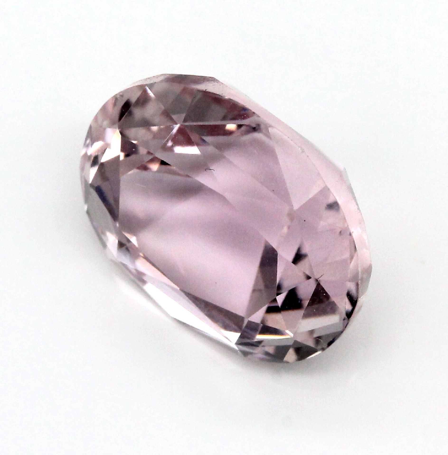 Loser facett. Kunzit, 13.78 ct, ovalfacett.