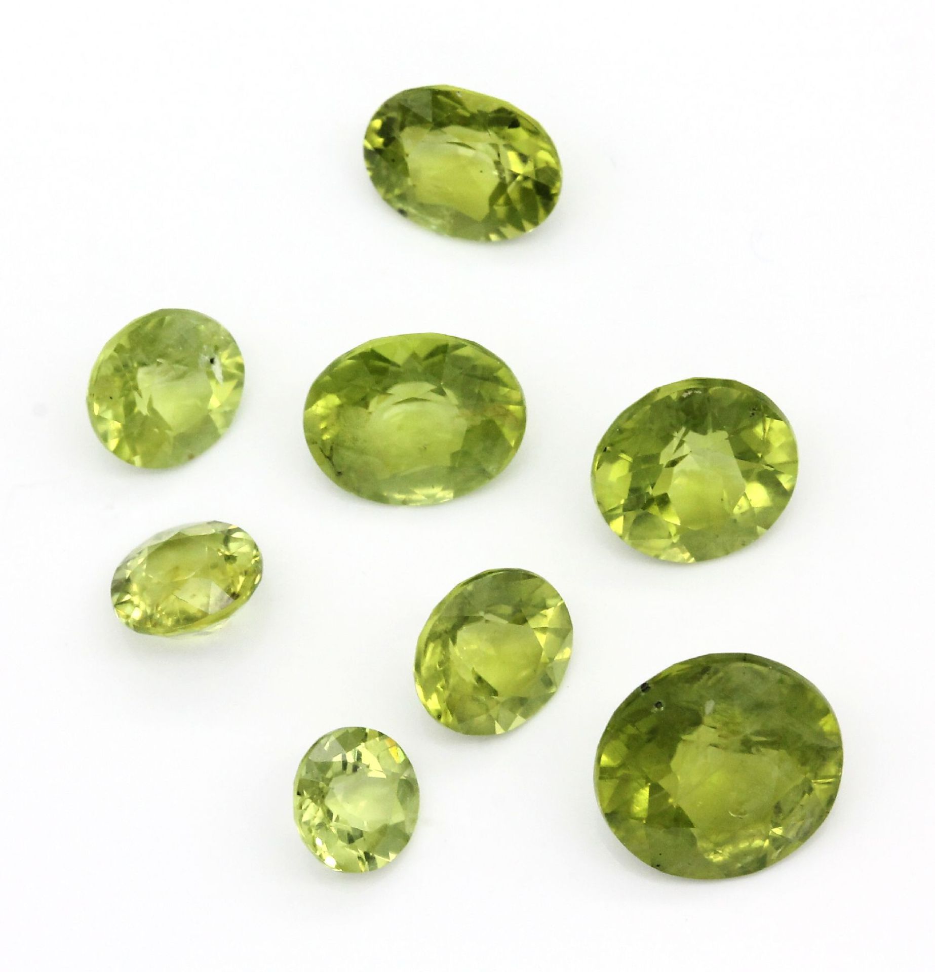 Lot 17 lose facett. Peridots, zus. 21.60 ct, oval und rund