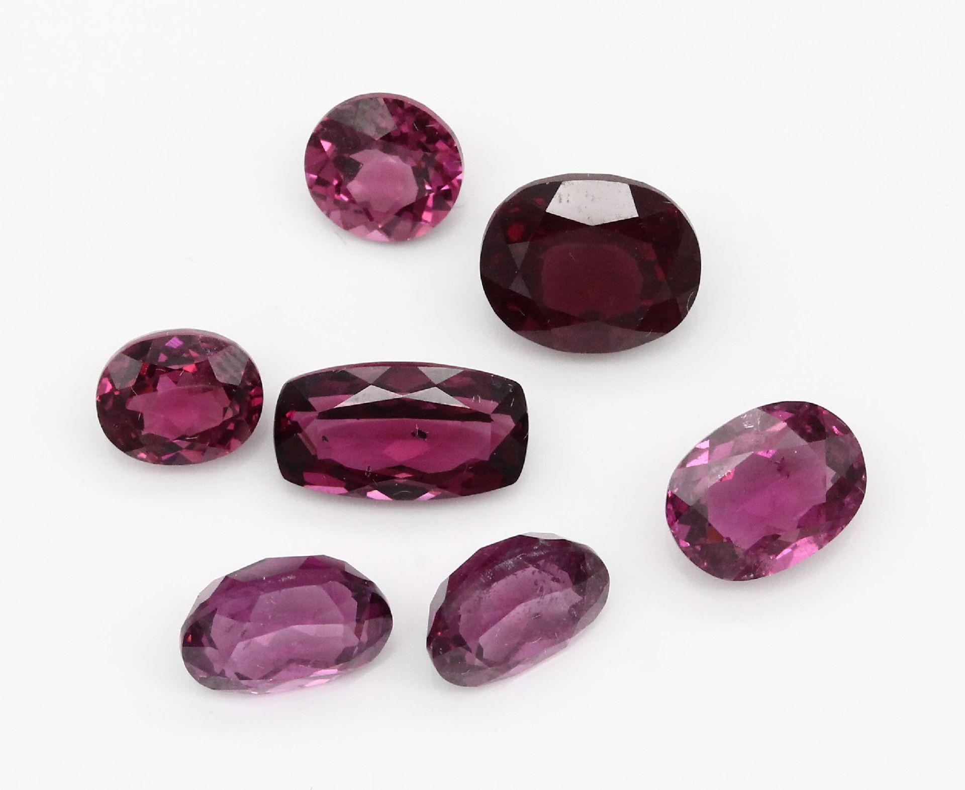 Lot 16 lose facett. Rhodolithe, zus. 22.50 ct,in versch.