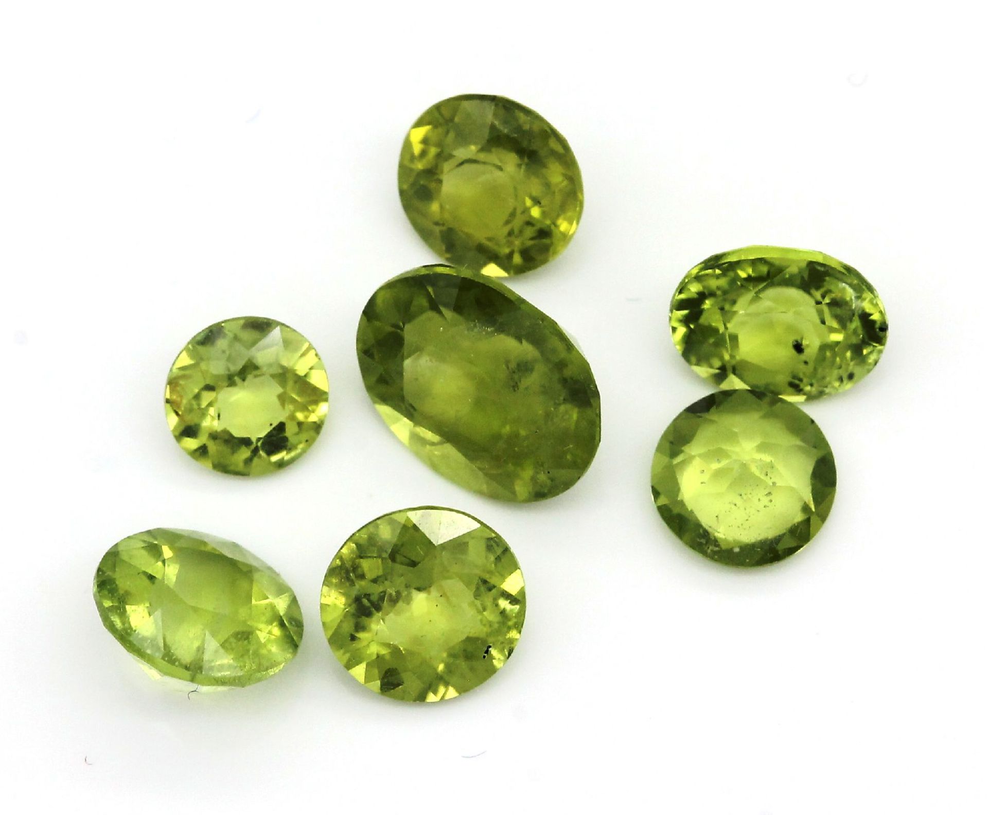 Lot 15 lose facett. Peridots, zus. 21.55 ct, oval und rund