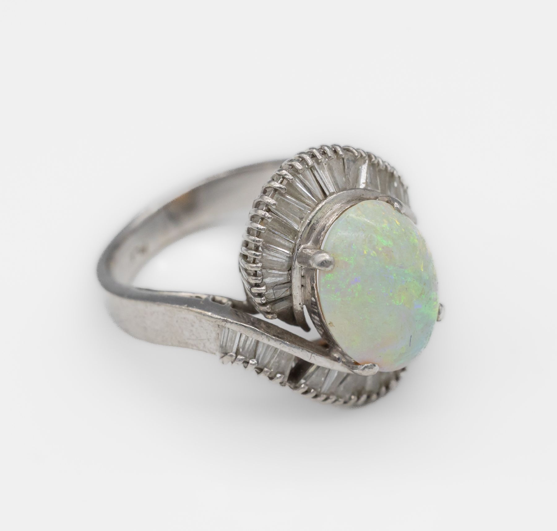 Platin Ring mit Opal und Diamanten, Opalcabochon ca.