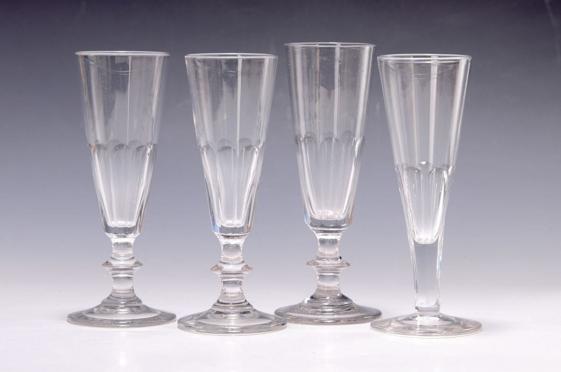 10 Sektgläser, deutsch, um 1860,  facettierter Glas,