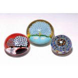 Drei Paperweights, Italien bzw. Murano, 20.Jh., farbloses