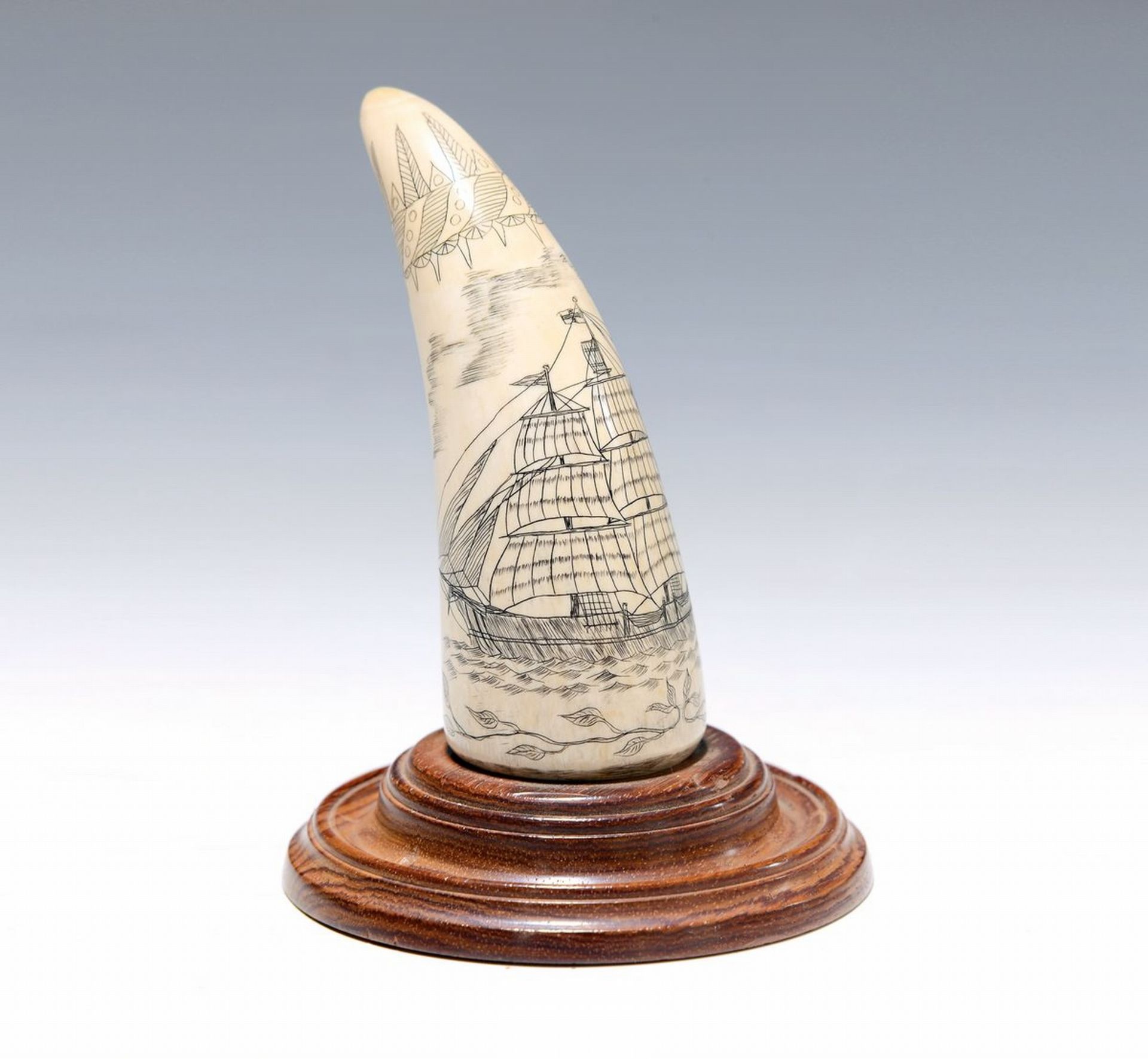 Scrimshaw nach altem Vorbild, USA,  Walzahn beschnitzt,