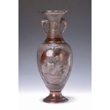 Vase, Japan, um 1900, Bronze, reich reliefiert Vögel und