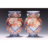 Vasenpaar, Japan, um 1910-20, Porzellan, reich bemalt in