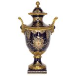 Ormolu Deckelvase, um 1970/80, Porzellan mit dunkelblauer