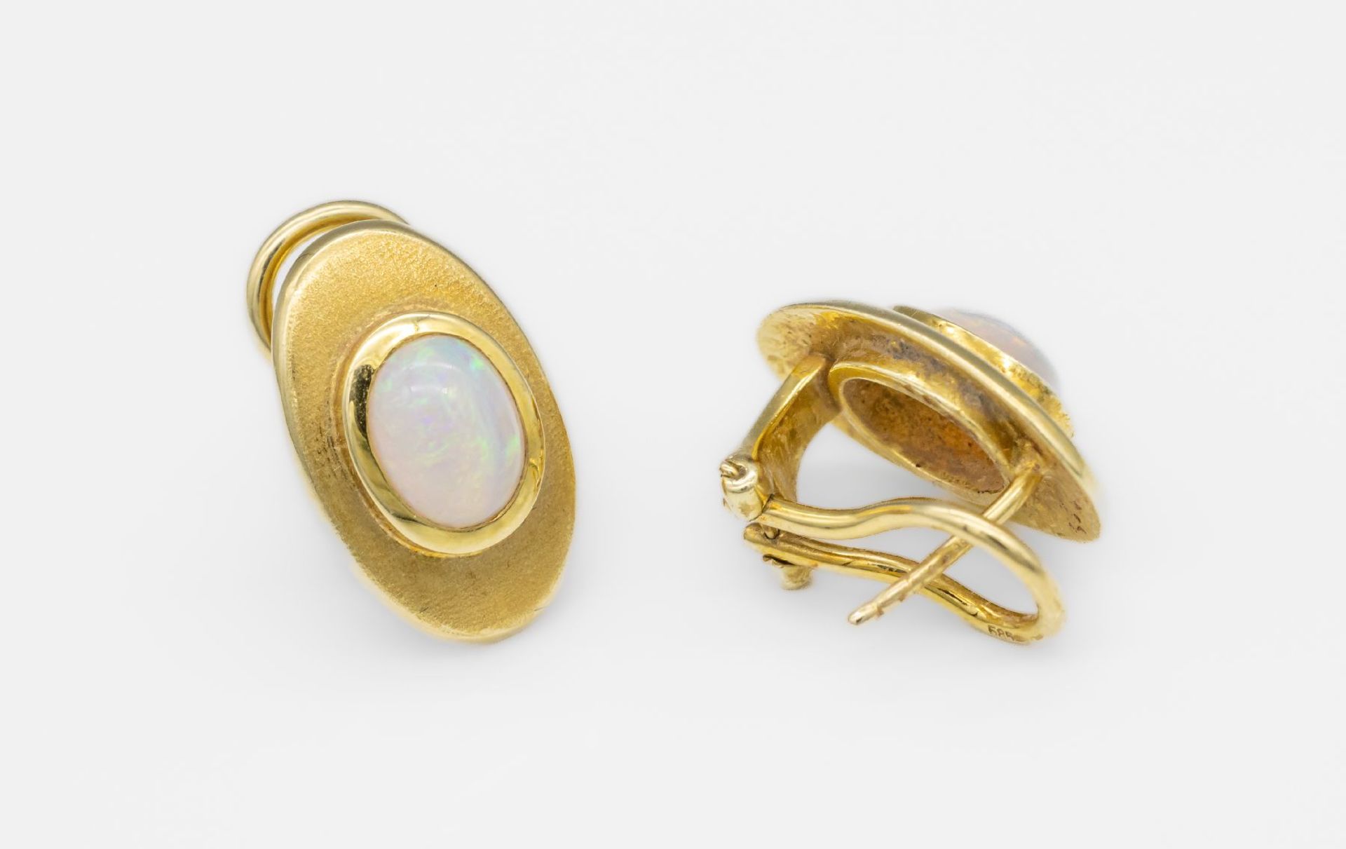 Paar 14 kt Gold Opal-Ohrstecker, GG 585/ 000, oval