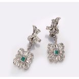 Paar Palladium Ohrgehänge mit Smaragden und Diamanten,