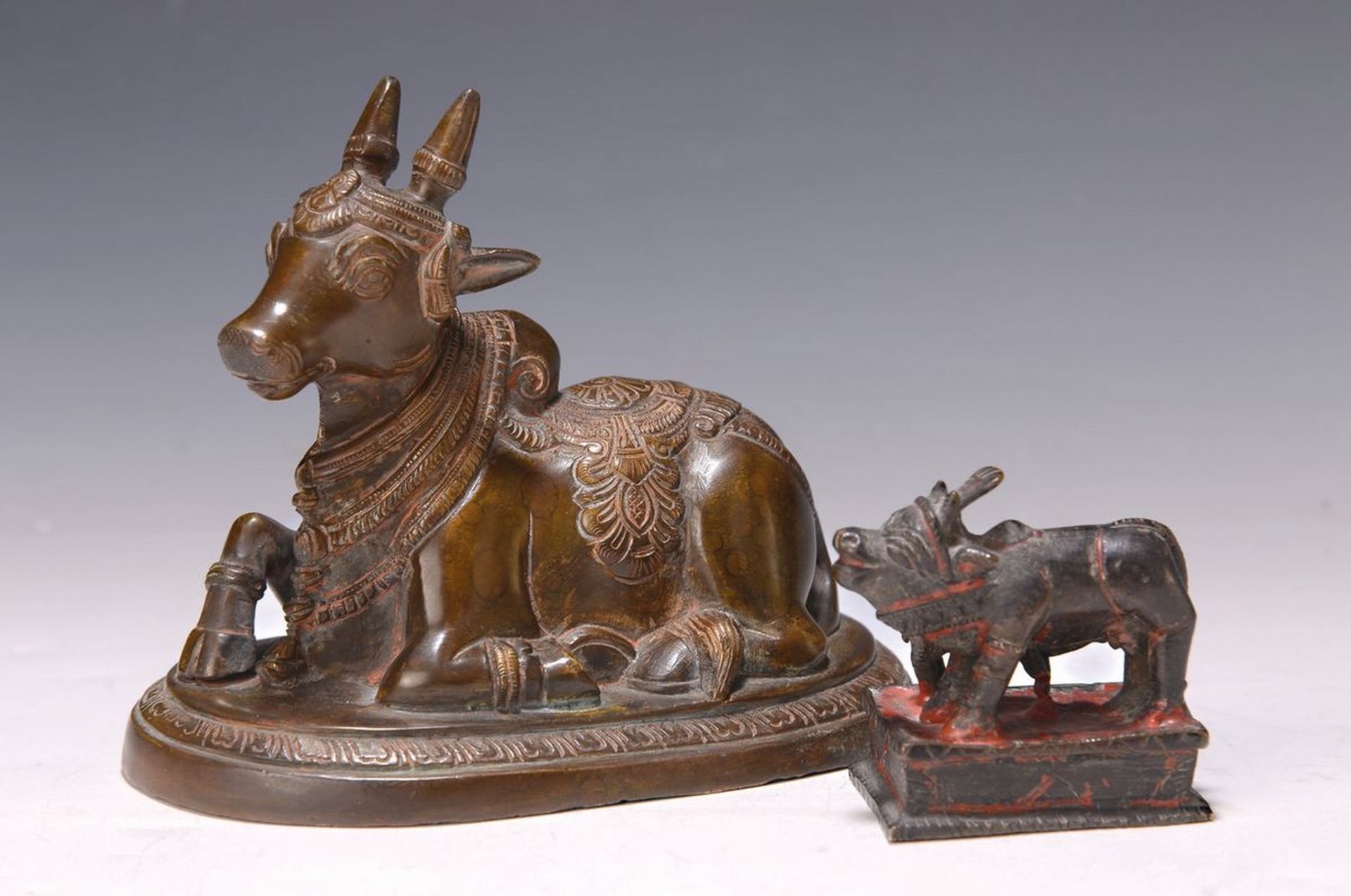 2 Bronzefiguren, Indien, um 1900 und später,  Nandi, 12.5