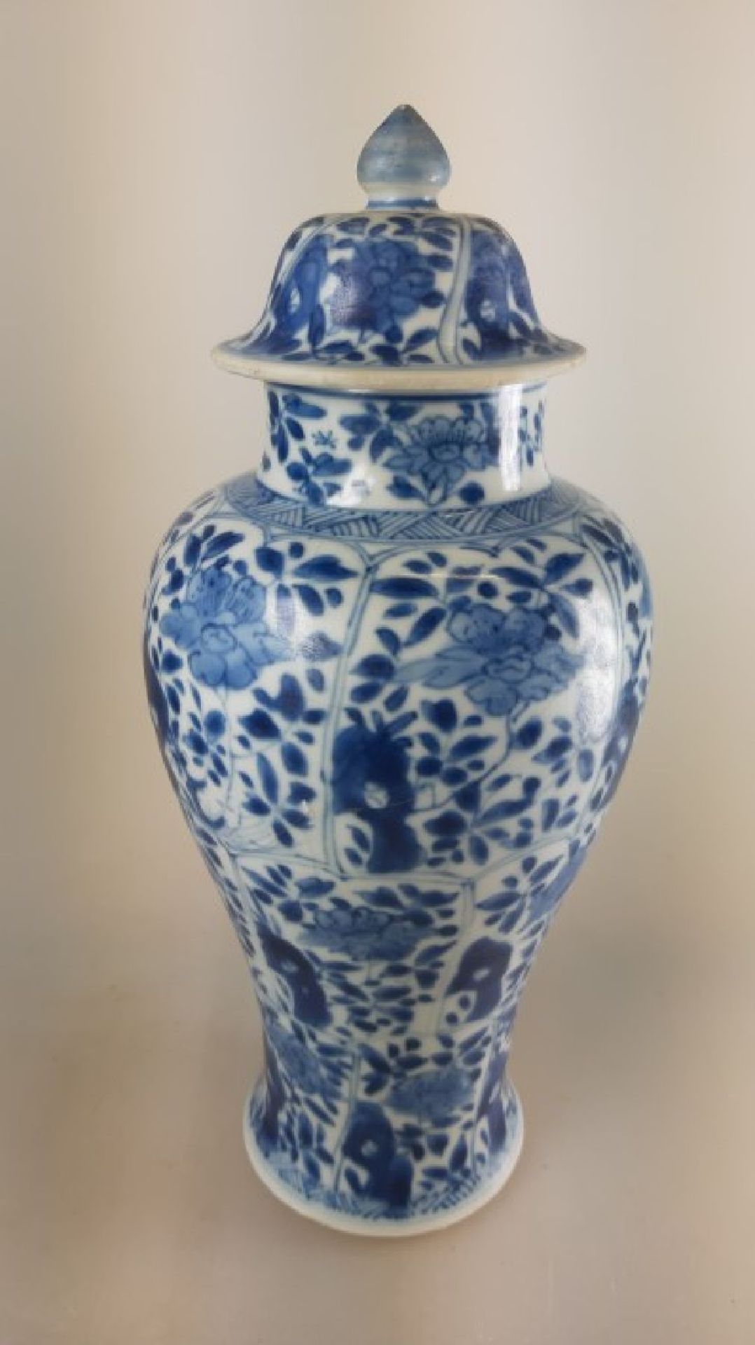 Drei Deckelvasen, China, um 1830/40,  Porzellan mit blauer - Bild 3 aus 10
