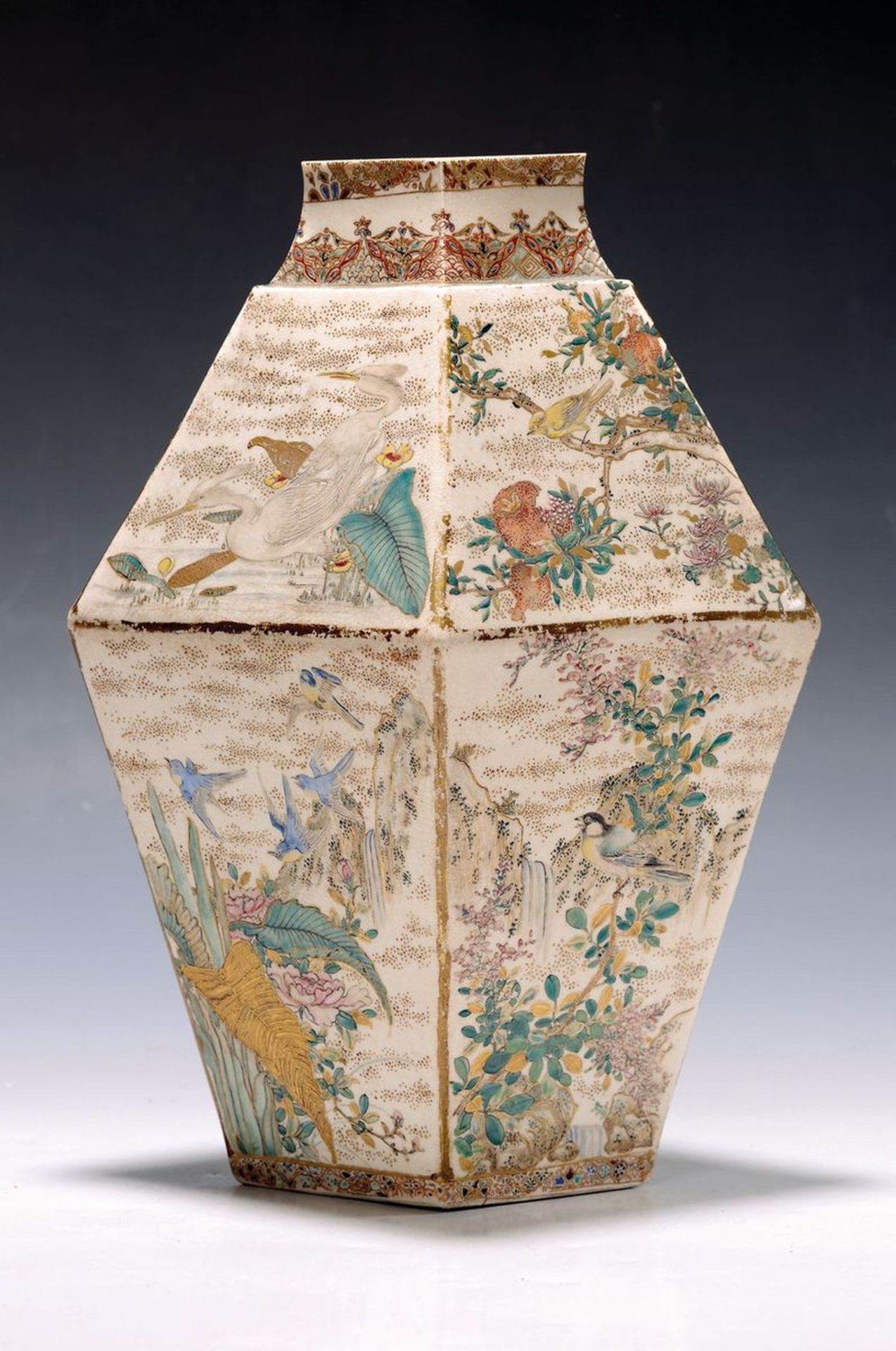 Vase, Japan, Satsuma, um 1880,  Steingut, polychromer