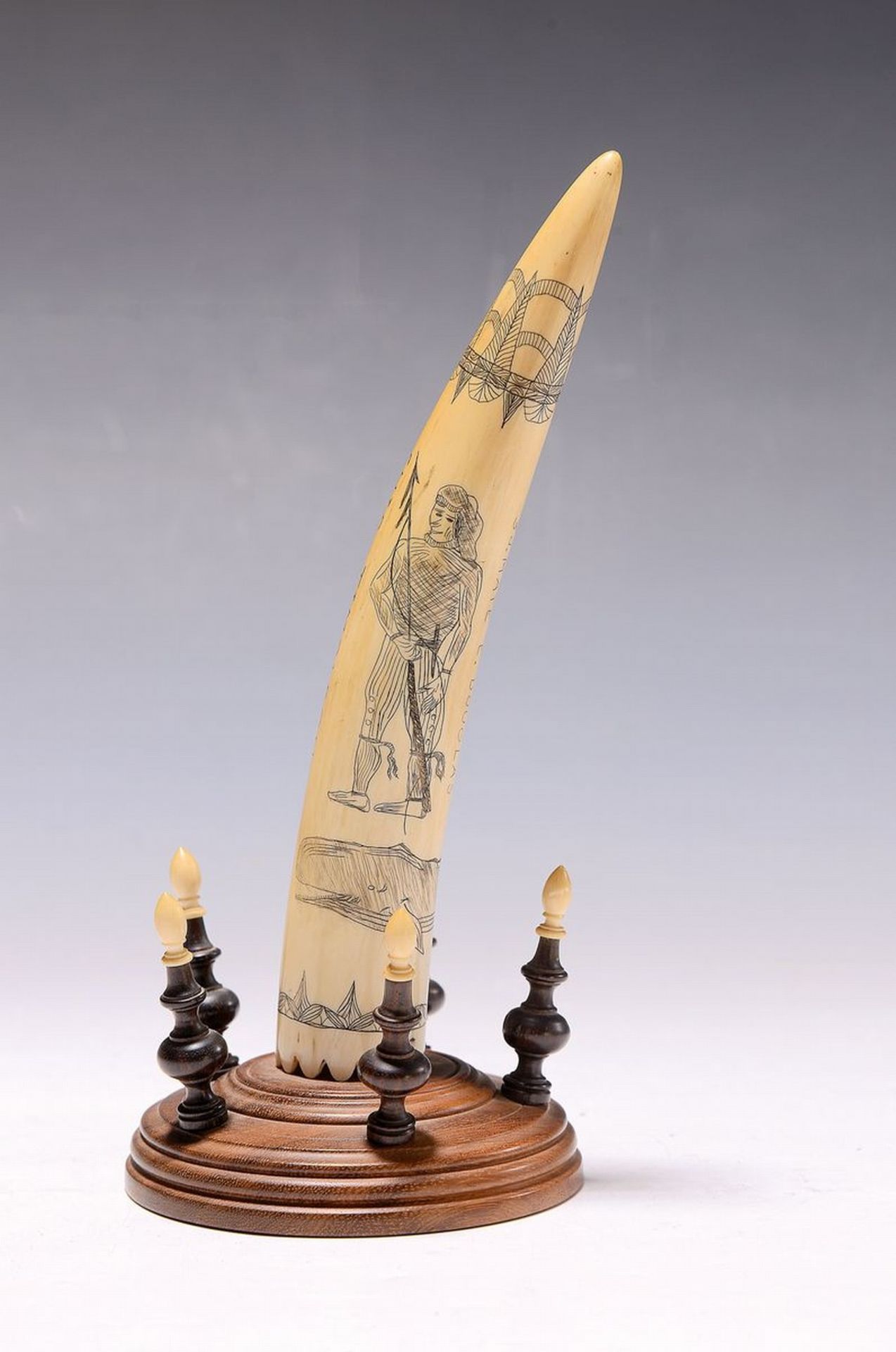 Scrimshaw nach altem Vorbild,  Walzahn beschnitzt,