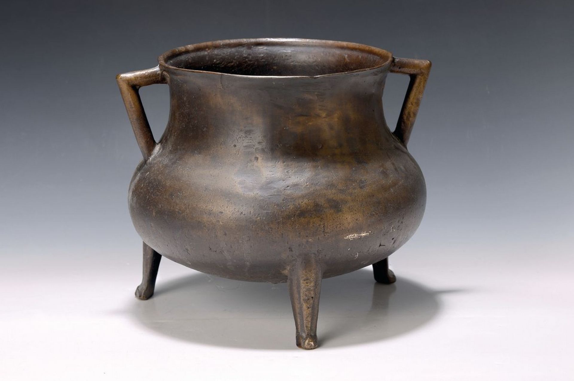 Großer Dreipot, wohl deutsch, um 1800/10,  schwere Bronze,