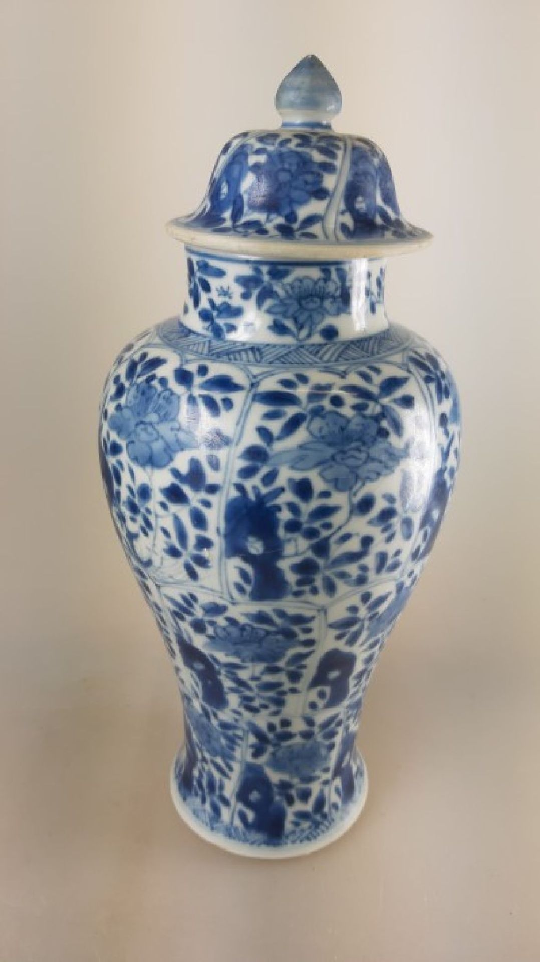 Drei Deckelvasen, China, um 1830/40,  Porzellan mit blauer - Bild 2 aus 10