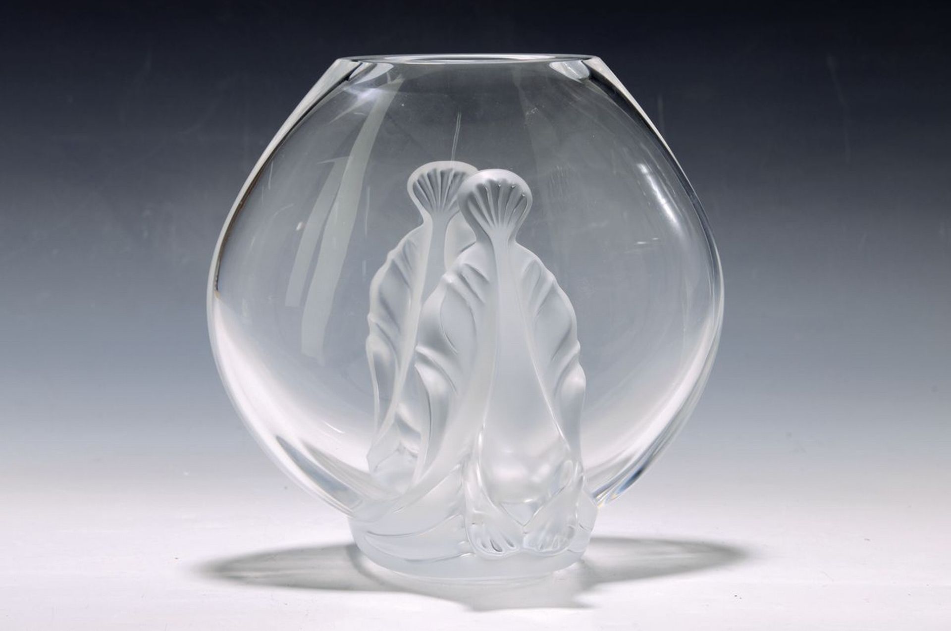 Vase, Lalique France, 20. Jh.,  farbloses Glas in die Form