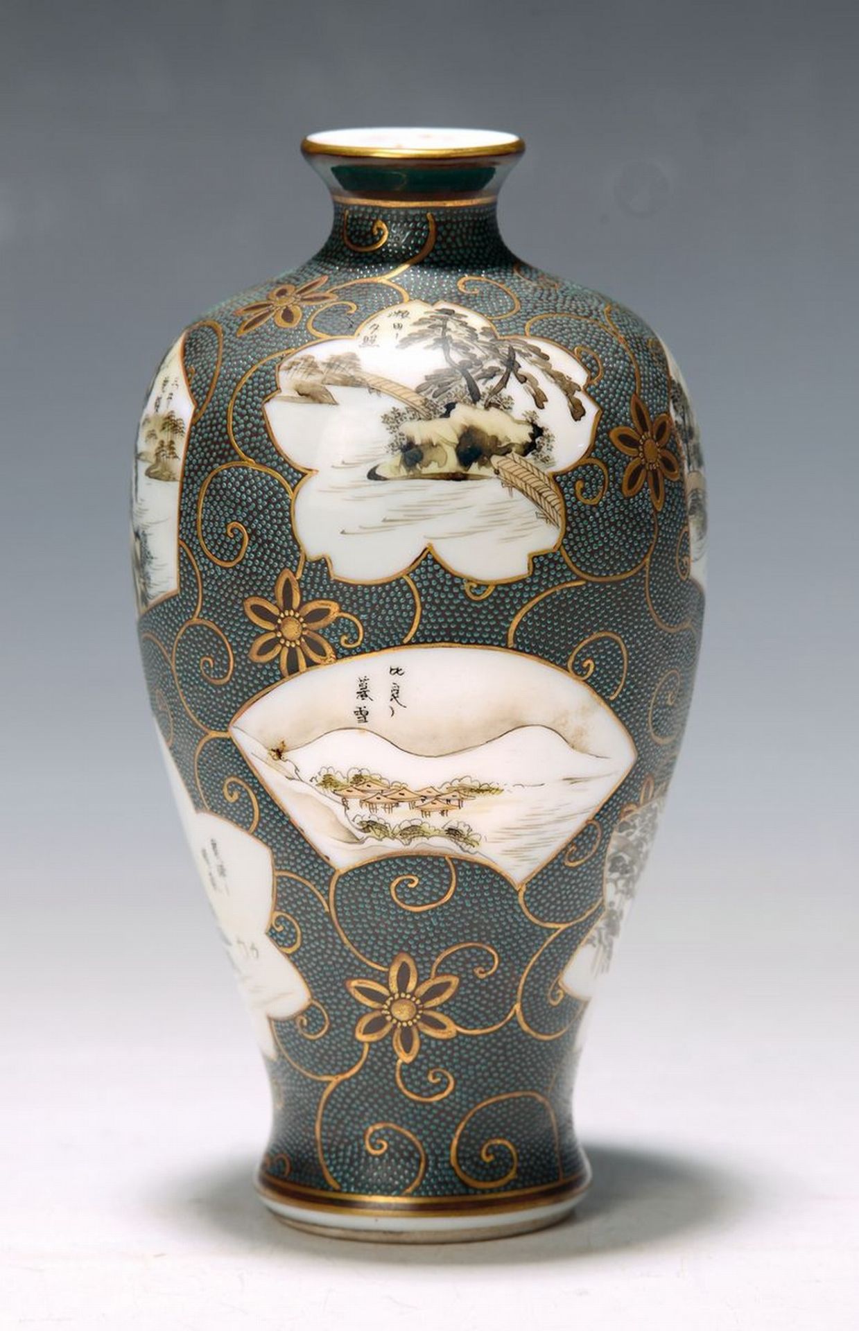Kleine Satsuma-Vase, Japan, um 1900,  Porzellan, dunkler