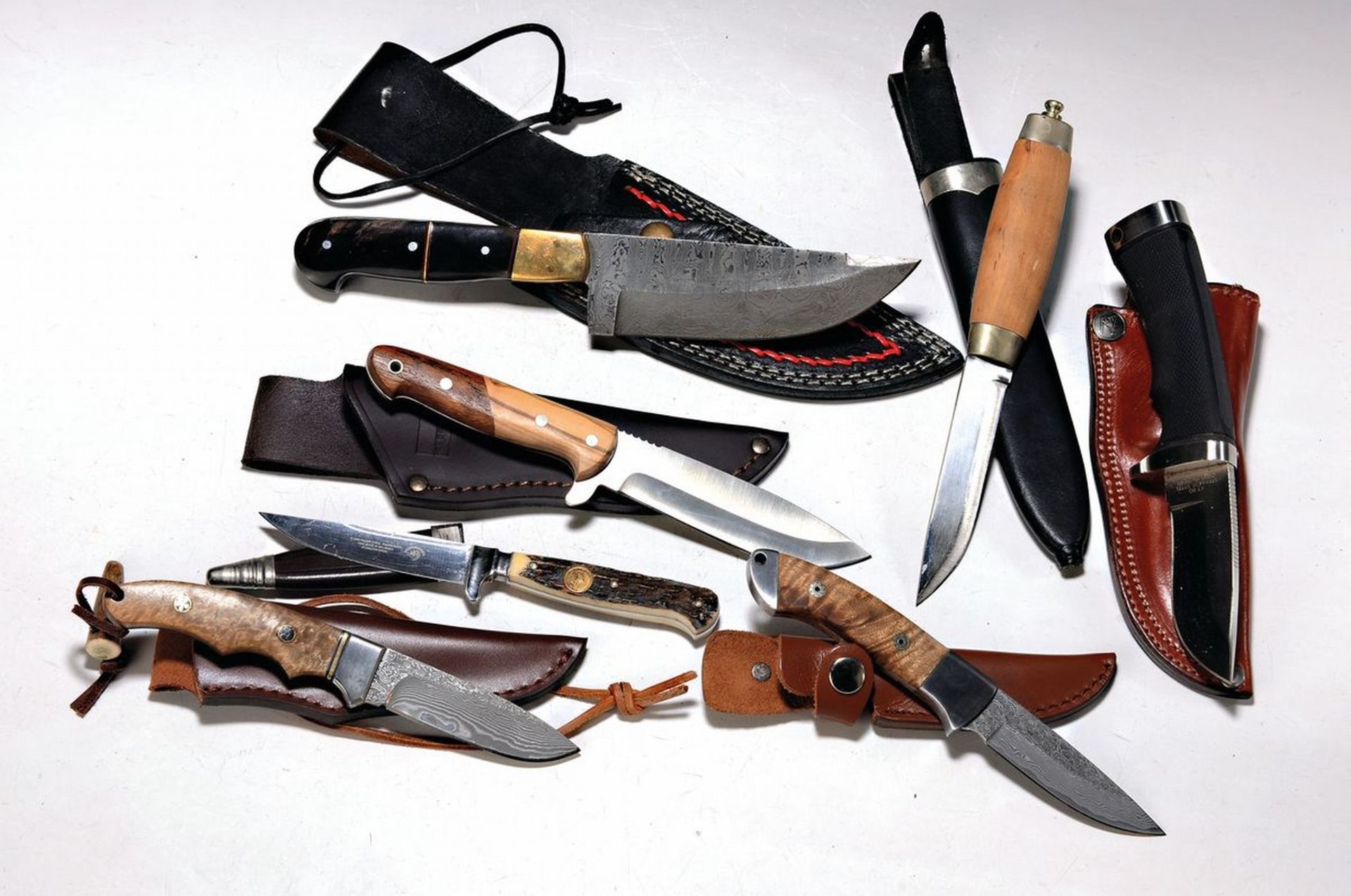 Konvolut aus 7 Messern inklusive Lederscheiden in
