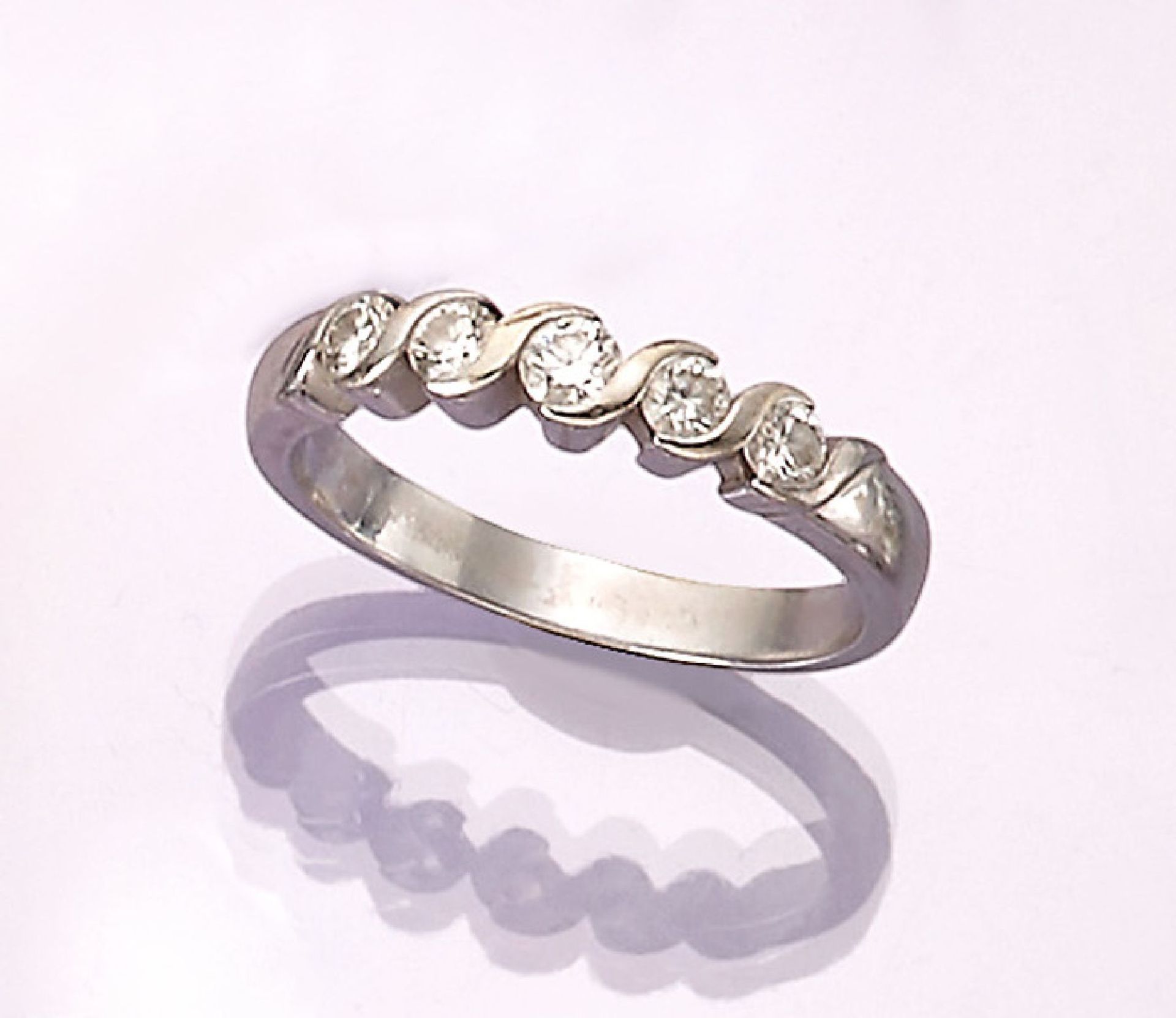 14 kt Gold Brillant-Ring,   WG 585/000, 5 Brillanten zus.