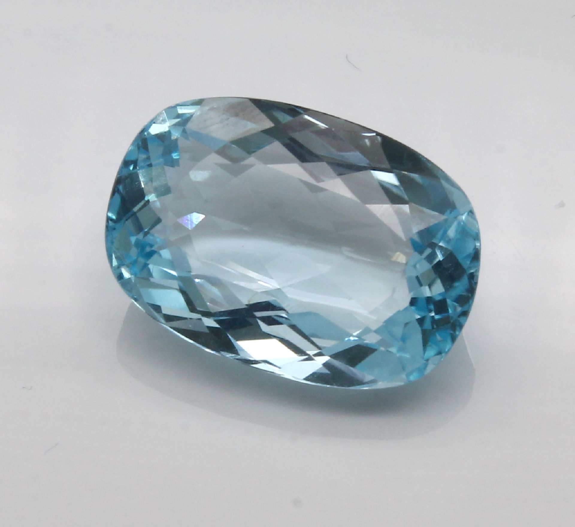 Loser facett. Blautopas, 15.57 ct,   im Kissenschliff,