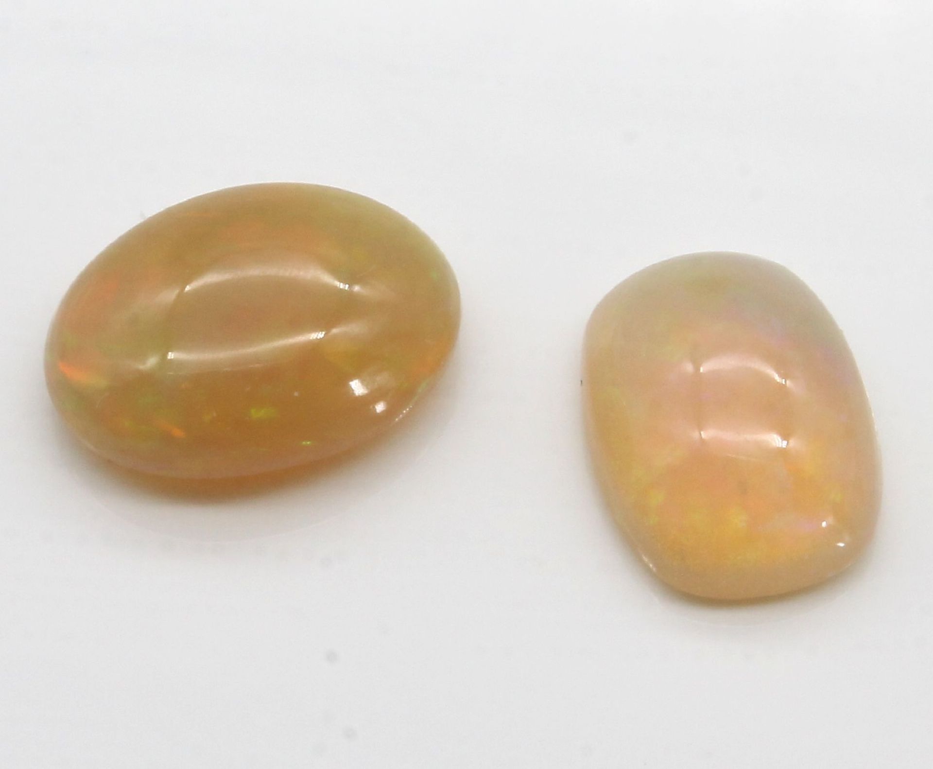 Lot 2 lose Opale zus. ca. 6.51 ct,   Cabochons mit schönem